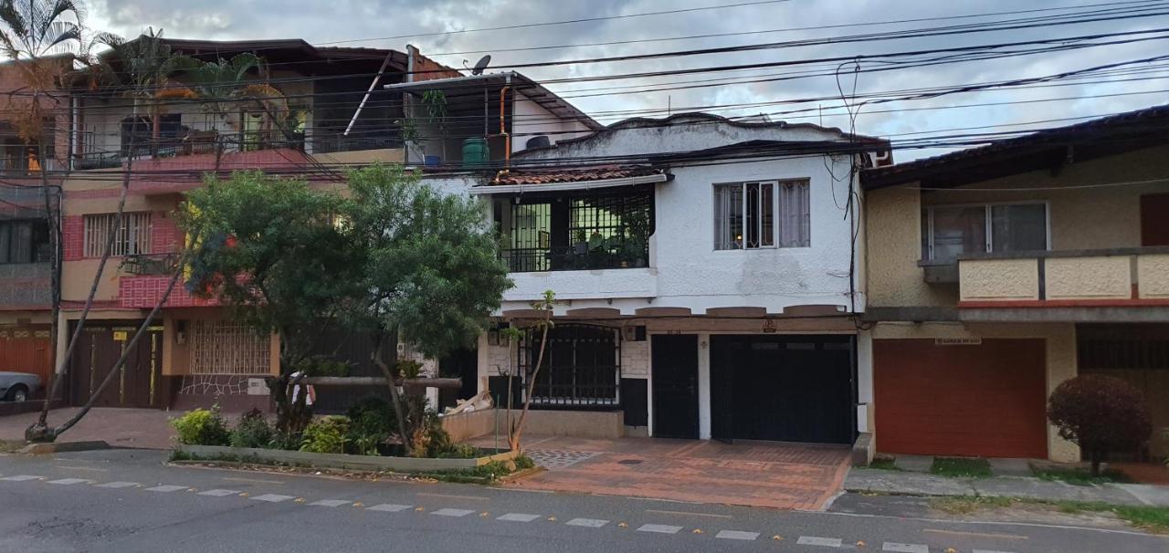Hostel Metro Floresta Alojamiento Medellín Zewnętrze zdjęcie