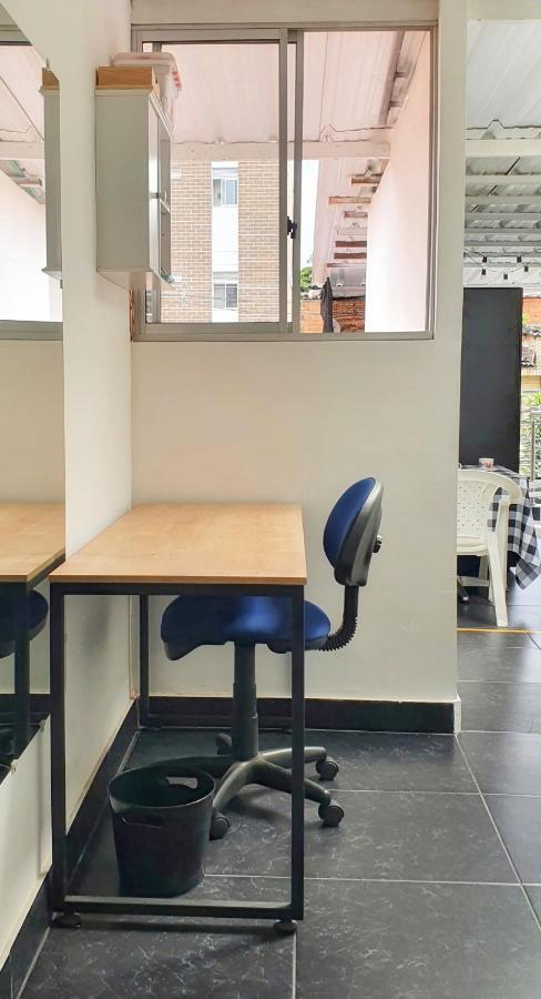 Hostel Metro Floresta Alojamiento Medellín Zewnętrze zdjęcie