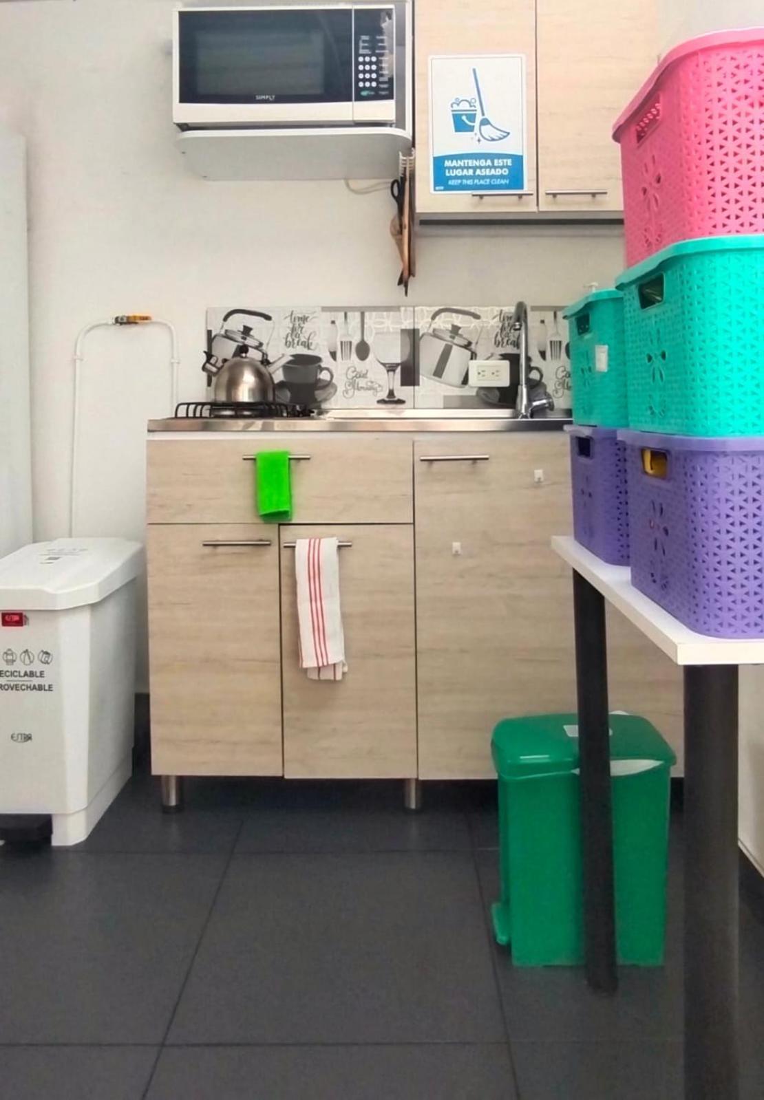 Hostel Metro Floresta Alojamiento Medellín Zewnętrze zdjęcie