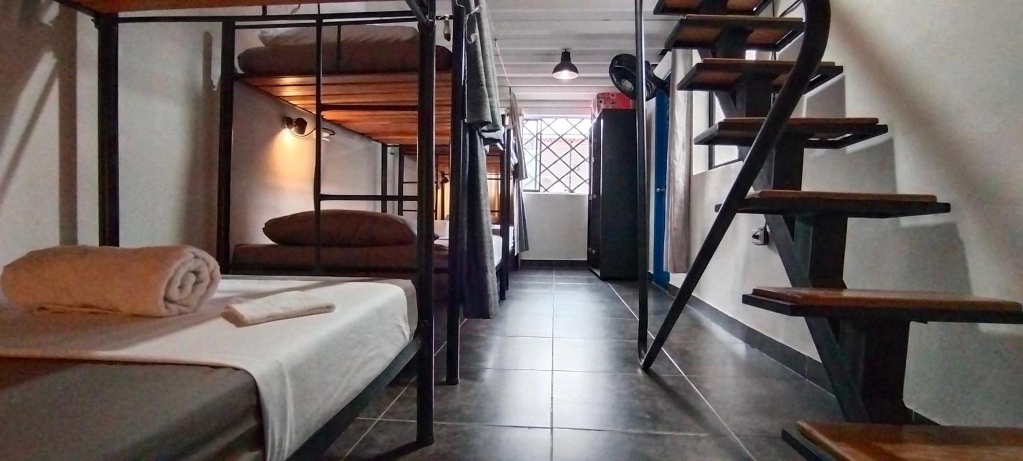 Hostel Metro Floresta Alojamiento Medellín Zewnętrze zdjęcie