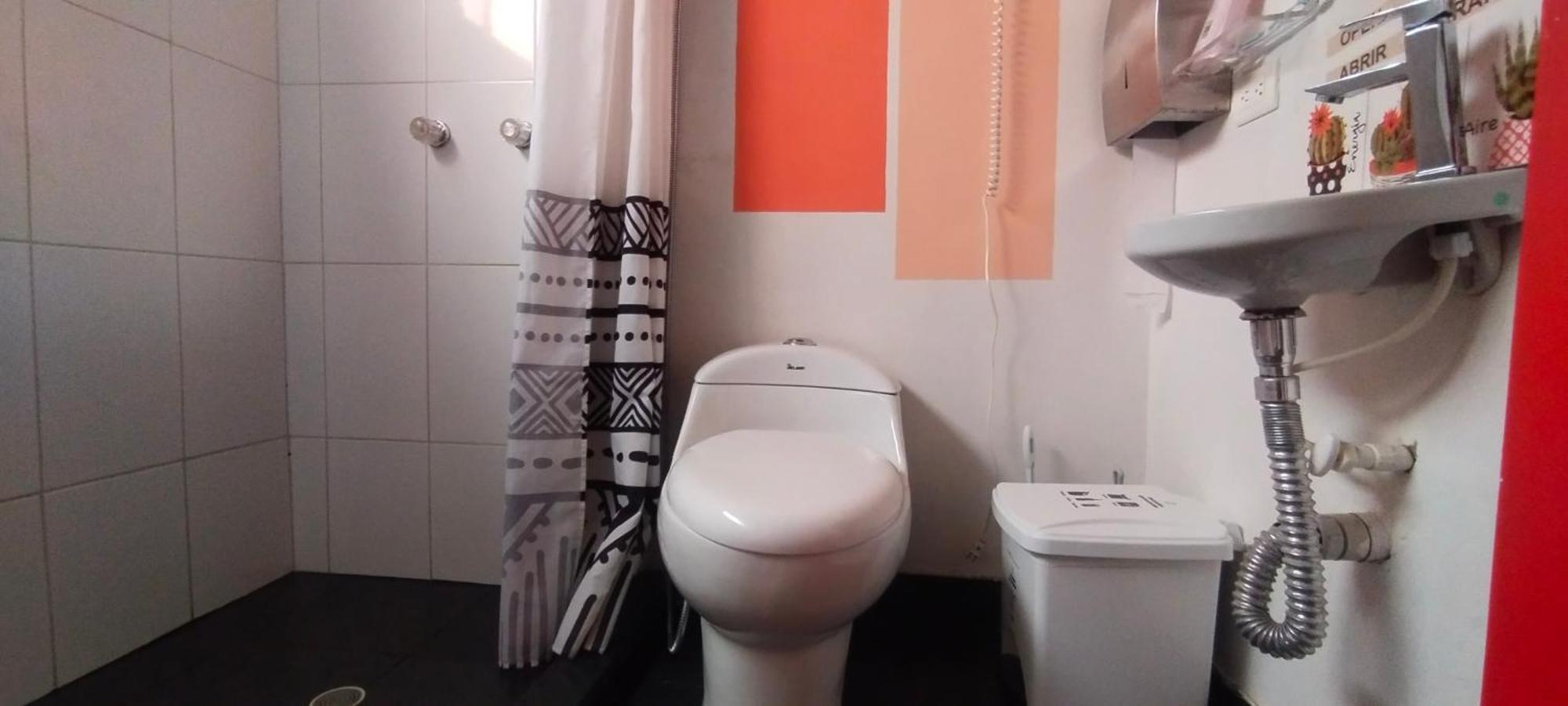 Hostel Metro Floresta Alojamiento Medellín Zewnętrze zdjęcie